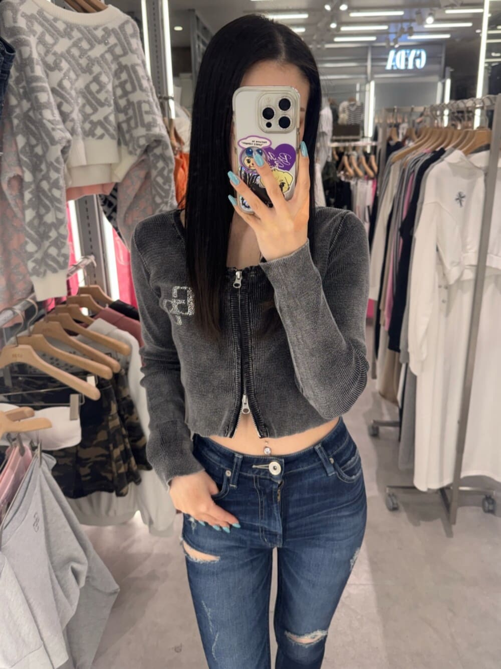 ブラック系のパンプス、ブラック系のニット/セーター、ブルー系のデニムパンツを着用したレディースの春コーディネートの5枚目の写真