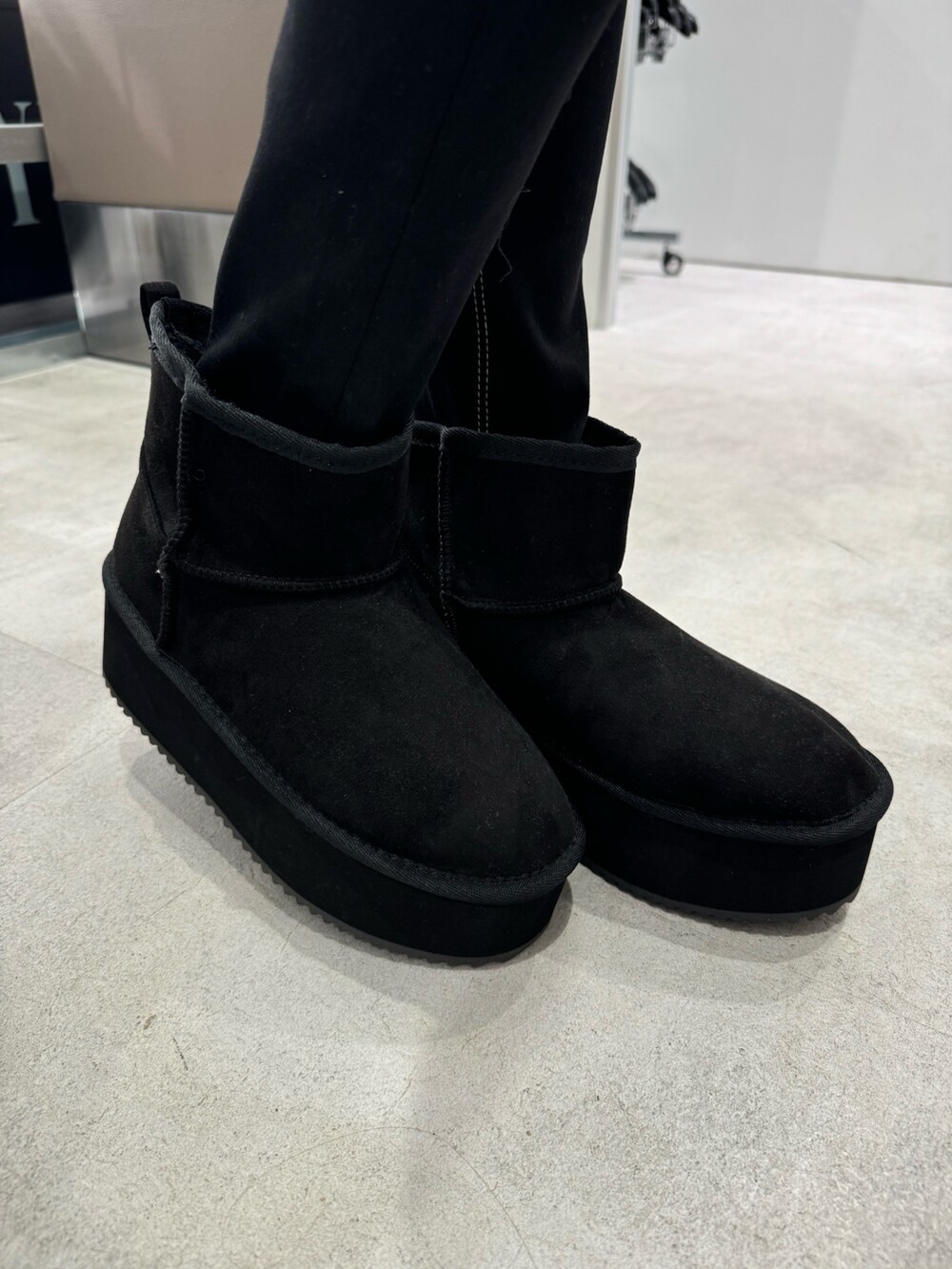 ピンク系のパーカー、ブラック系のデニムパンツ、ブラック系のブーツを着用したレディースの秋コーディネートの6枚目の写真