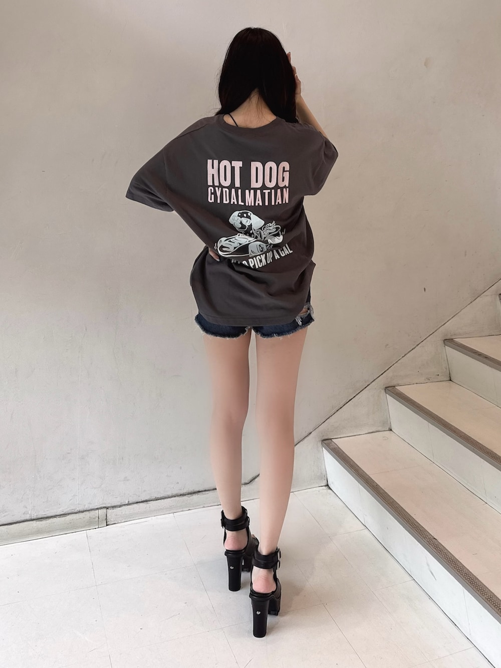 ホワイト系のTシャツ/カットソー、ブルー系のデニムパンツ、ブラック系のブーツを着用したレディースの春コーディネートの3枚目の写真