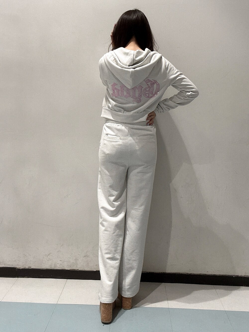 ブラック系のキャミソール、ホワイト系のパーカー、ホワイト系のスウェットパンツを着用したレディースの春コーディネートの3枚目の写真