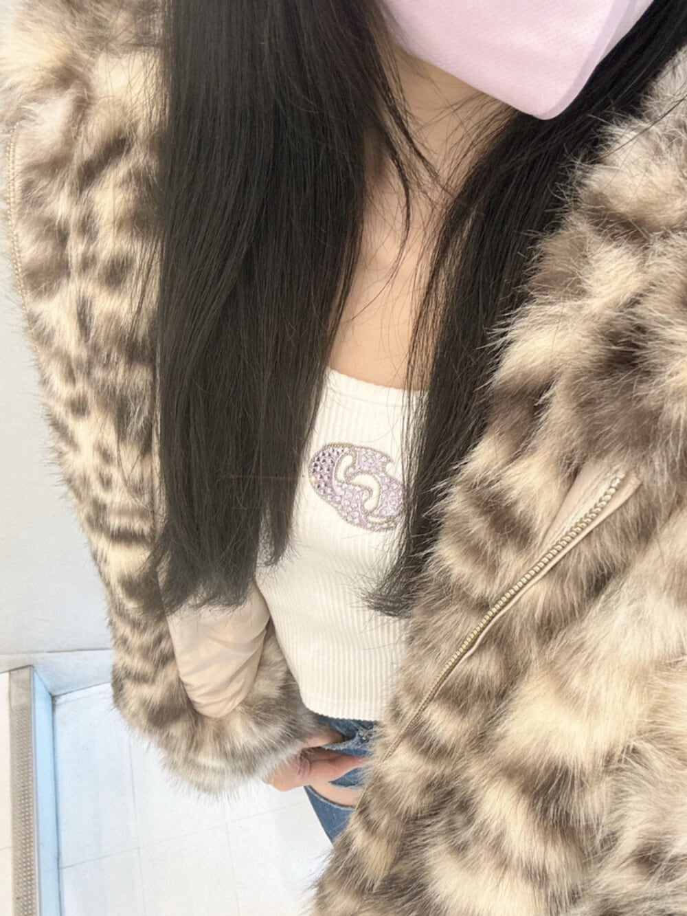 ホワイト系のTシャツ/カットソー、その他のブルゾン、ブルー系のデニムパンツを着用したレディースの冬コーディネートの4枚目の写真