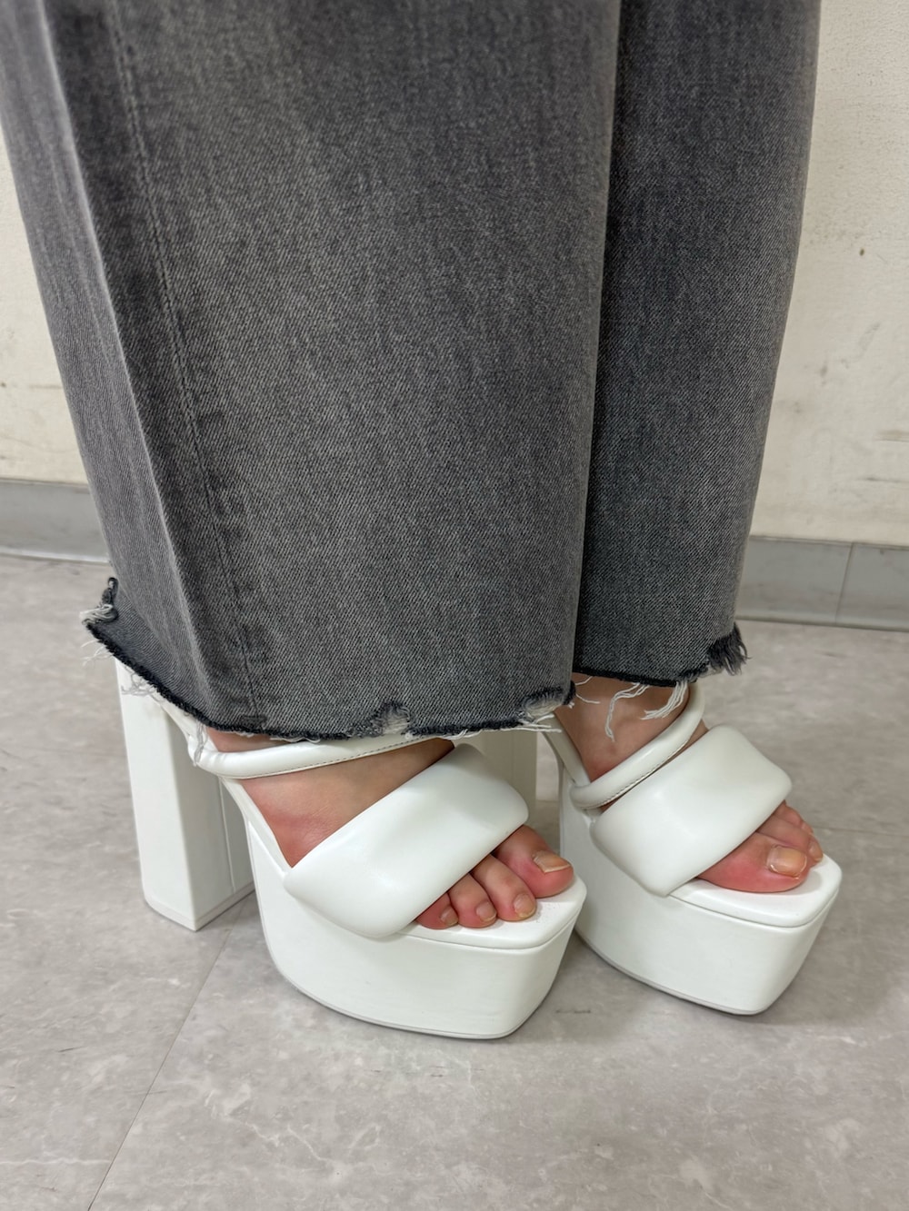 ピンク系のチューブトップ、ホワイト系のシャツ/ブラウス、グレー系のデニムパンツを着用したレディースの春コーディネートの6枚目の写真