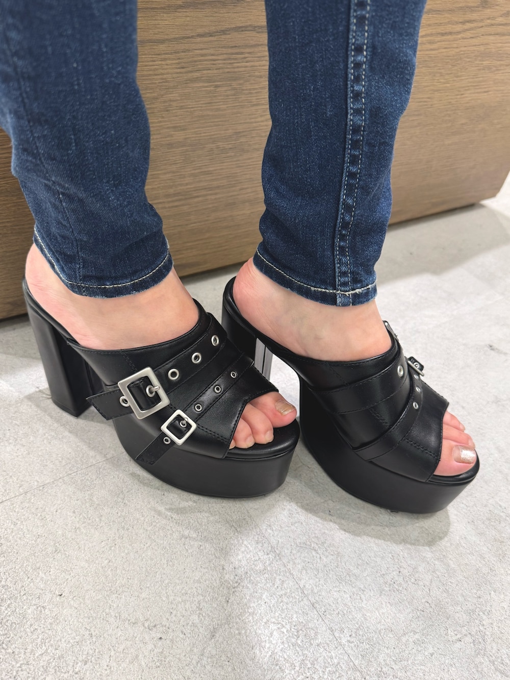 ホワイト系のTシャツ/カットソー、ブラック系のサンダル、ブルー系のデニムパンツを着用したレディースの夏コーディネートの6枚目の写真