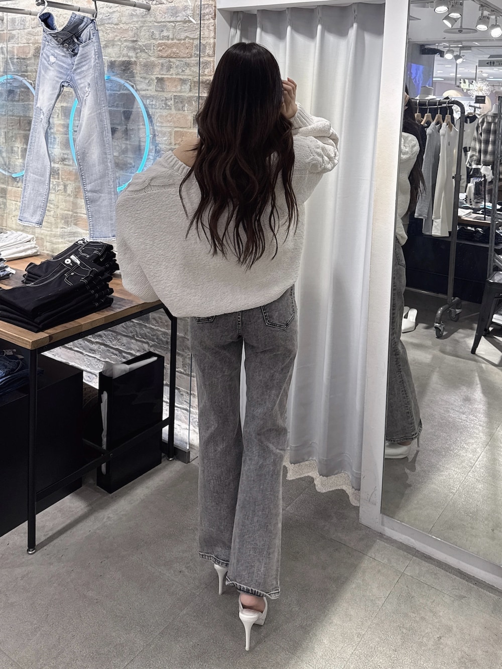 ブラック系のサロペット/オーバーオール、ホワイト系のパンプス、ホワイト系のカーディガン/ボレロを着用したレディースの春コーディネートの3枚目の写真