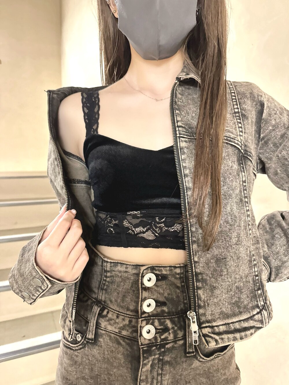 ブラック系のデニムスカート、ブラック系のデニムジャケット、ブラック系のキャミソールを着用したレディースの秋コーディネートの4枚目の写真