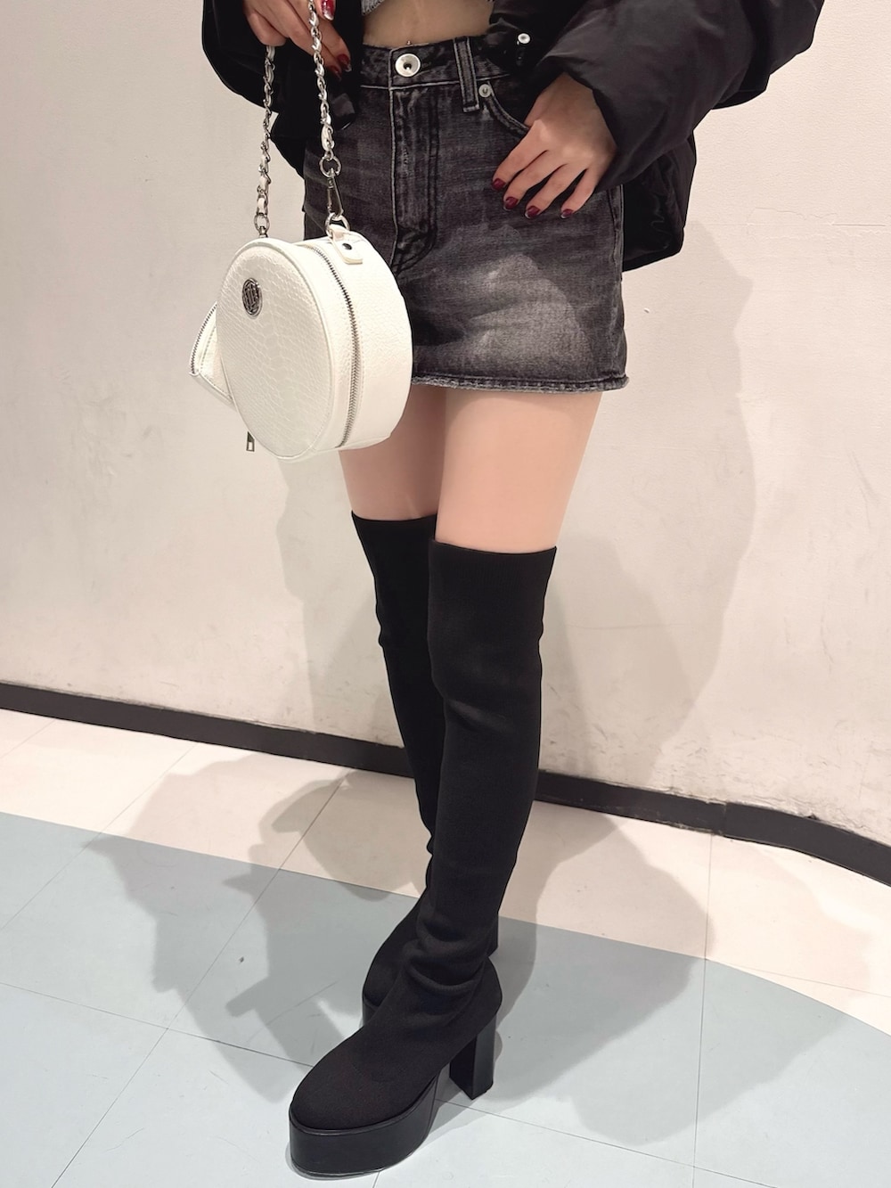 その他のニット/セーター、ブラック系のダウンジャケット/コート、ブラック系のデニムスカートを着用したレディースの秋コーディネートの6枚目の写真