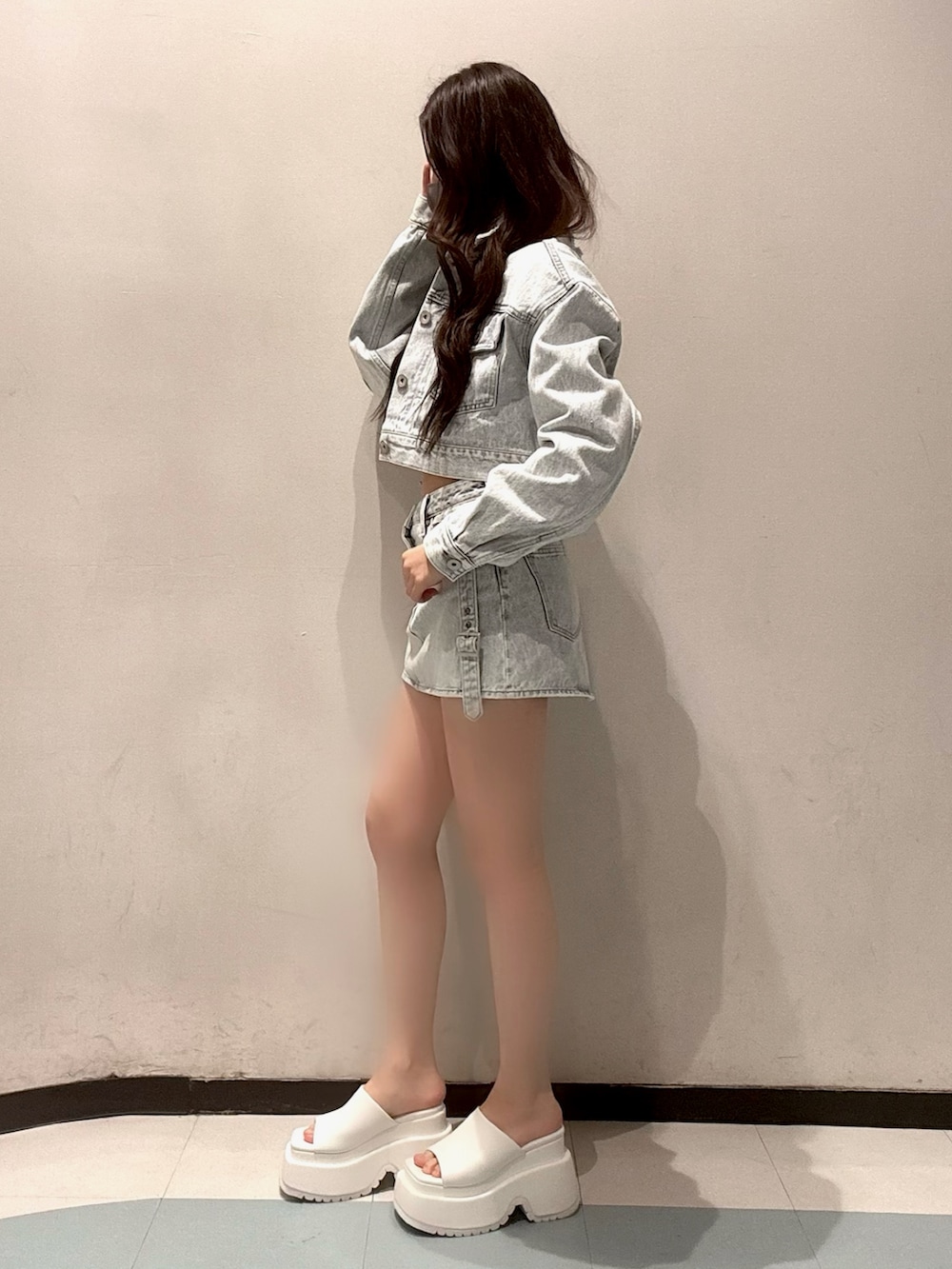 ホワイト系のTシャツ/カットソー、ブルー系のデニムジャケット、ブルー系のデニムスカートを着用したレディースの春コーディネートの2枚目の写真