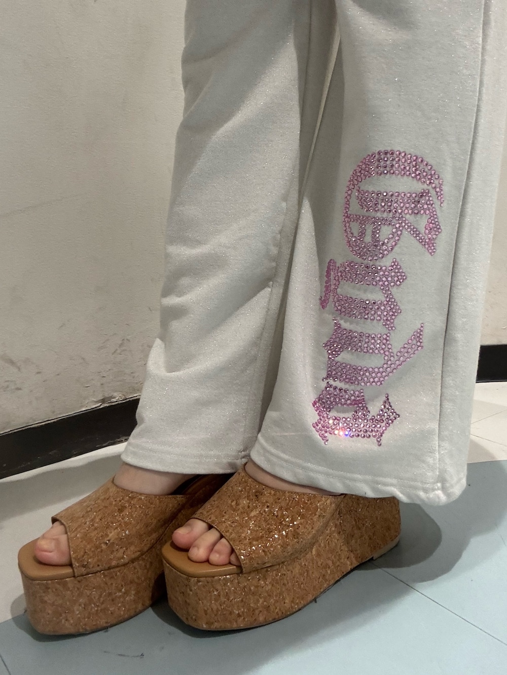 ブラック系のキャミソール、ホワイト系のパーカー、ホワイト系のスウェットパンツを着用したレディースの春コーディネートの5枚目の写真