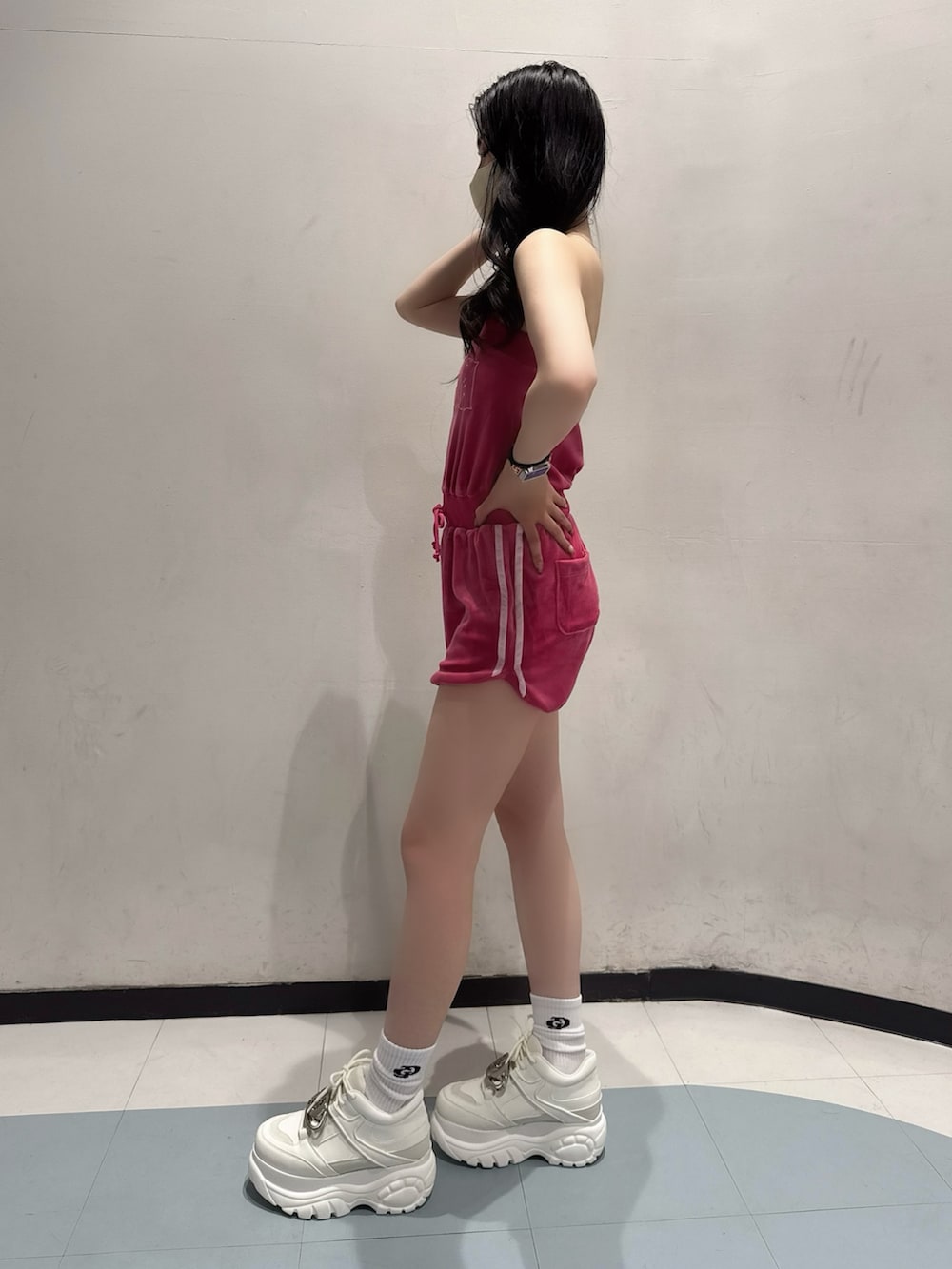 ピンク系のワンピース、ホワイト系のスニーカー、ホワイト系のソックス/靴下を着用したレディースの夏コーディネートの2枚目の写真