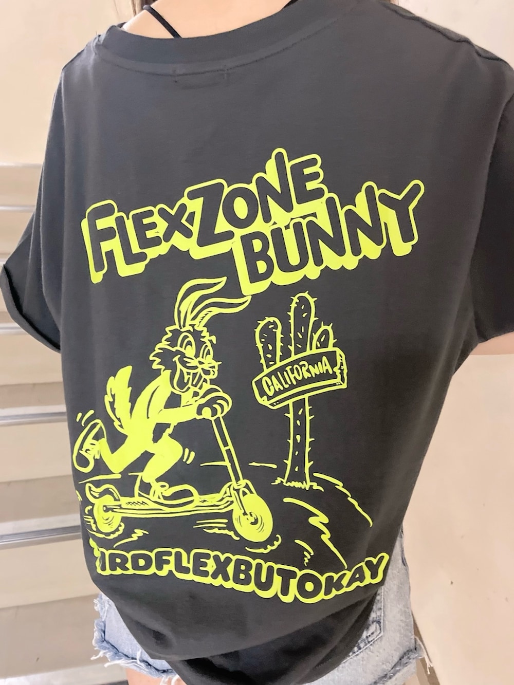 ブルー系のデニムパンツ、グレー系のTシャツ/カットソー、ブラック系のサンダルを着用したレディースの春コーディネートの6枚目の写真