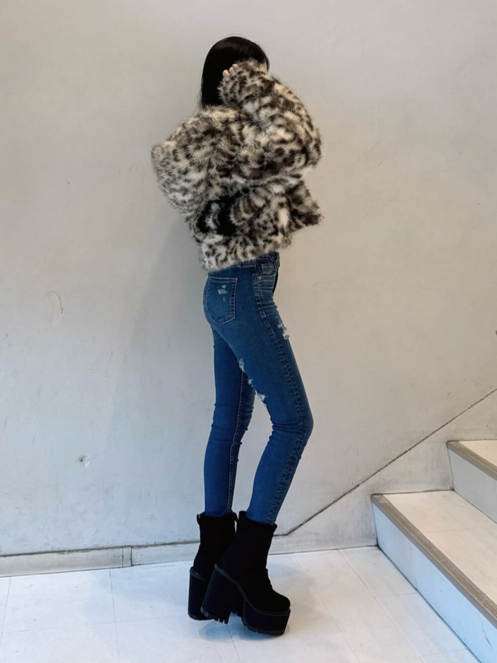 ホワイト系のTシャツ/カットソー、その他のブルゾン、ブルー系のデニムパンツを着用したレディースの冬コーディネートの2枚目の写真