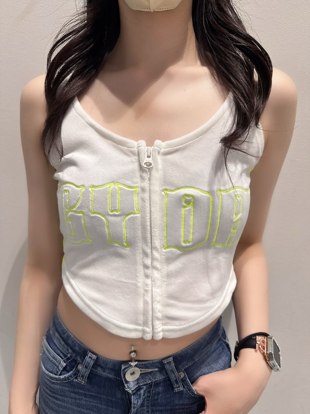 ホワイト系のキャミソール、ブルー系のデニムパンツ、ブラック系のサンダルを着用したレディースの夏コーディネートの4枚目の写真