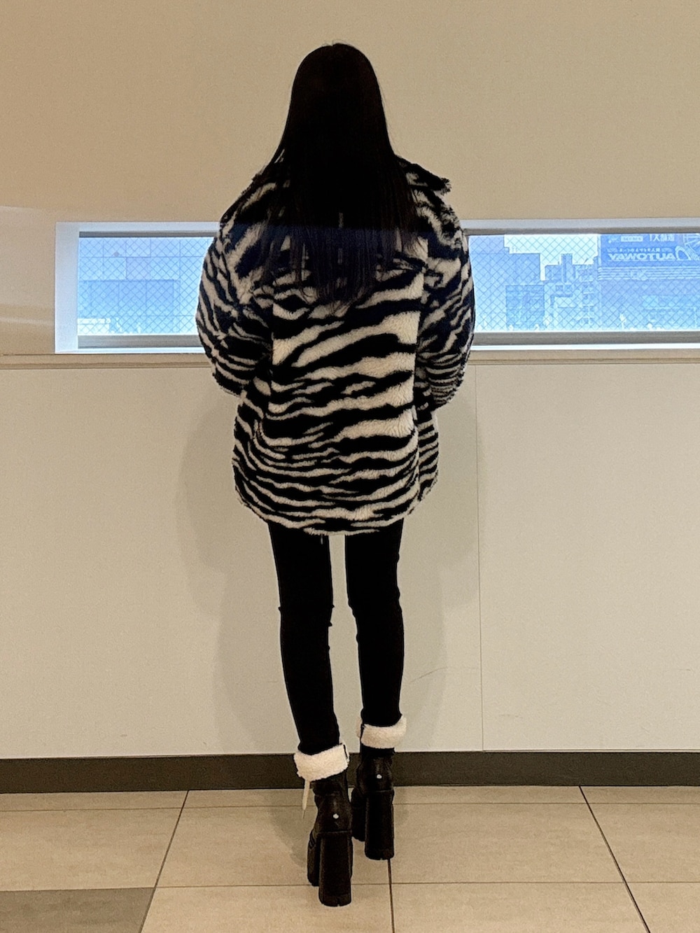 ホワイト系のニット/セーター、その他のブルゾン、ブラック系のブーツを着用したレディースの冬コーディネートの3枚目の写真