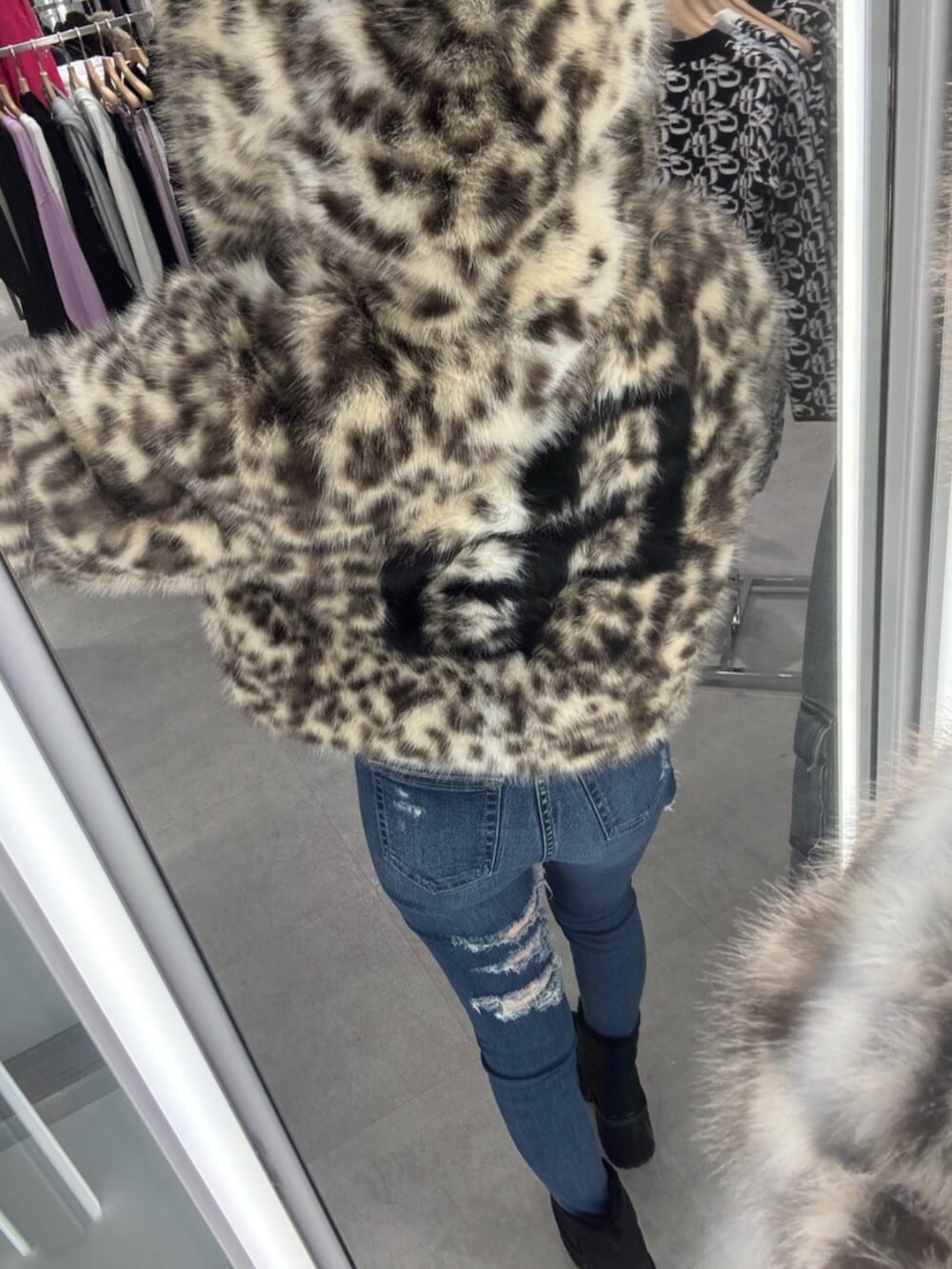 ホワイト系のTシャツ/カットソー、その他のブルゾン、ブルー系のデニムパンツを着用したレディースの冬コーディネートの6枚目の写真