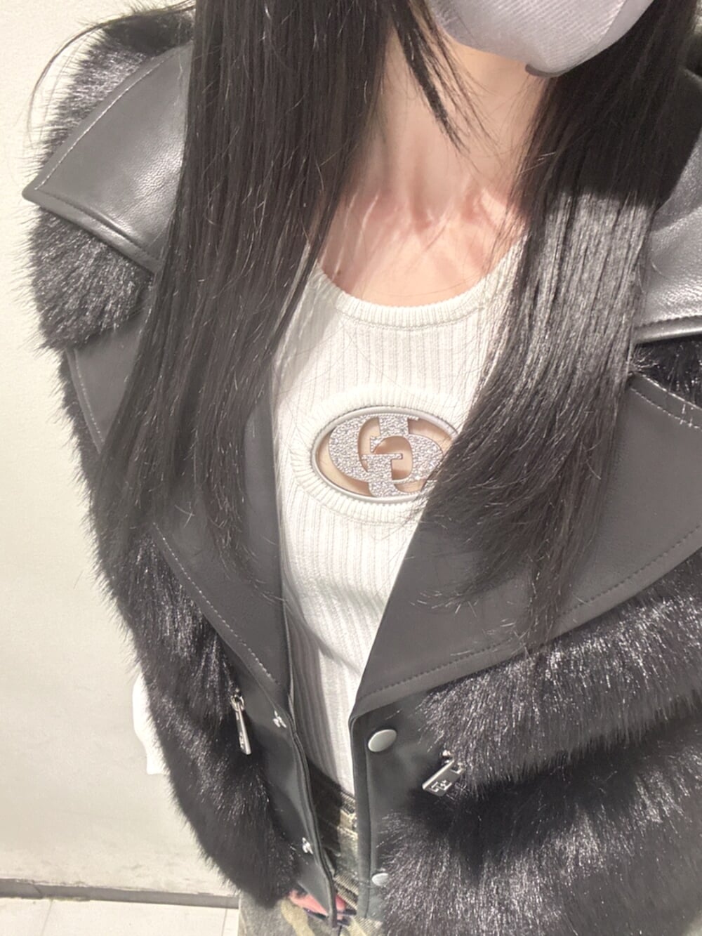 ホワイト系のニット/セーター、ブラック系のベスト、その他のデニムスカートを着用したレディースの秋コーディネートの5枚目の写真