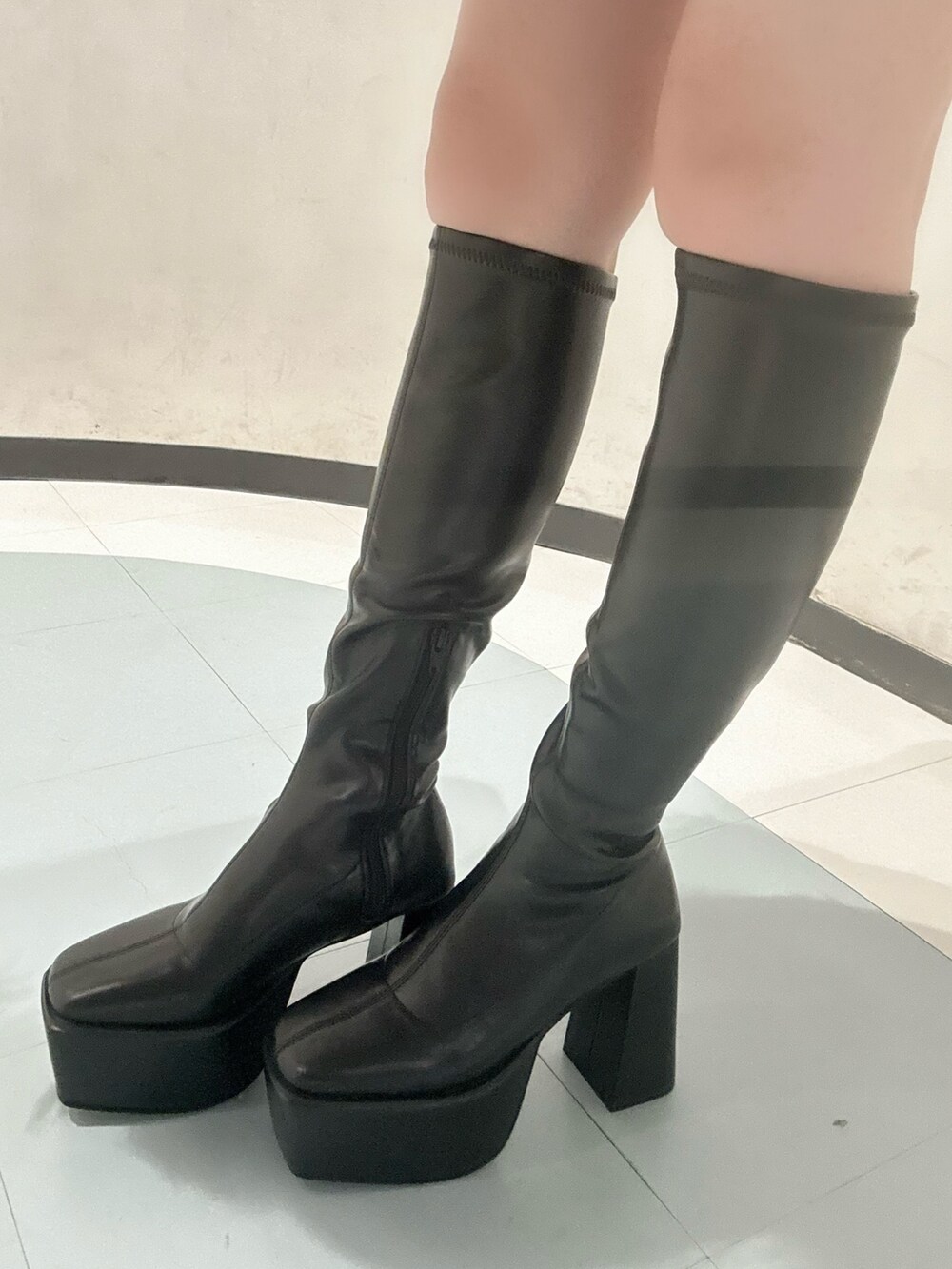 ホワイト系のTシャツ/カットソー、グレー系のベスト、その他のデニムスカートを着用したレディースの秋コーディネートの6枚目の写真