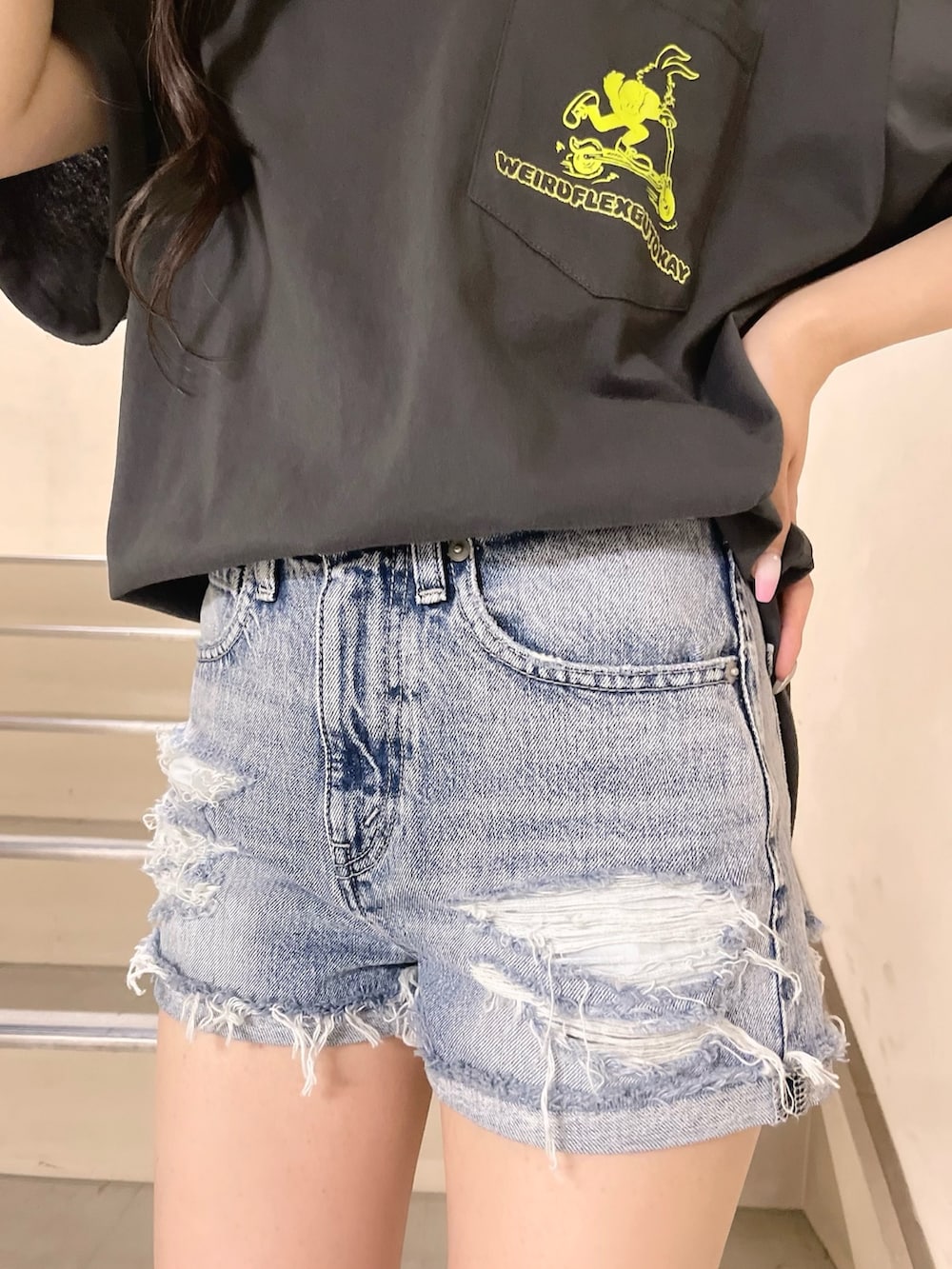 ブルー系のデニムパンツ、グレー系のTシャツ/カットソー、ブラック系のサンダルを着用したレディースの春コーディネートの5枚目の写真