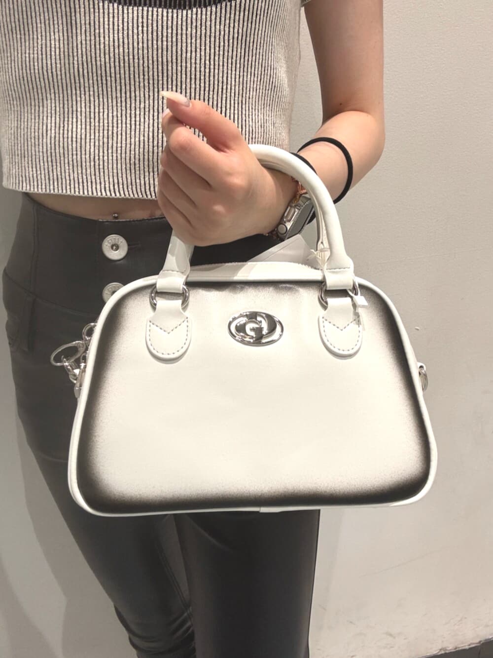 ブラック系のサンダル、ホワイト系のニット/セーター、ブラック系のその他パンツを着用したレディースの夏コーディネートの7枚目の写真