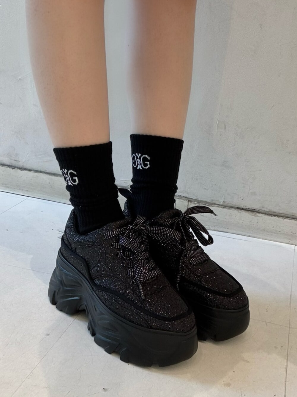 グレー系のTシャツ/カットソー、ブルー系のデニムパンツ、ブラック系のスニーカーを着用したレディースの春コーディネートの7枚目の写真