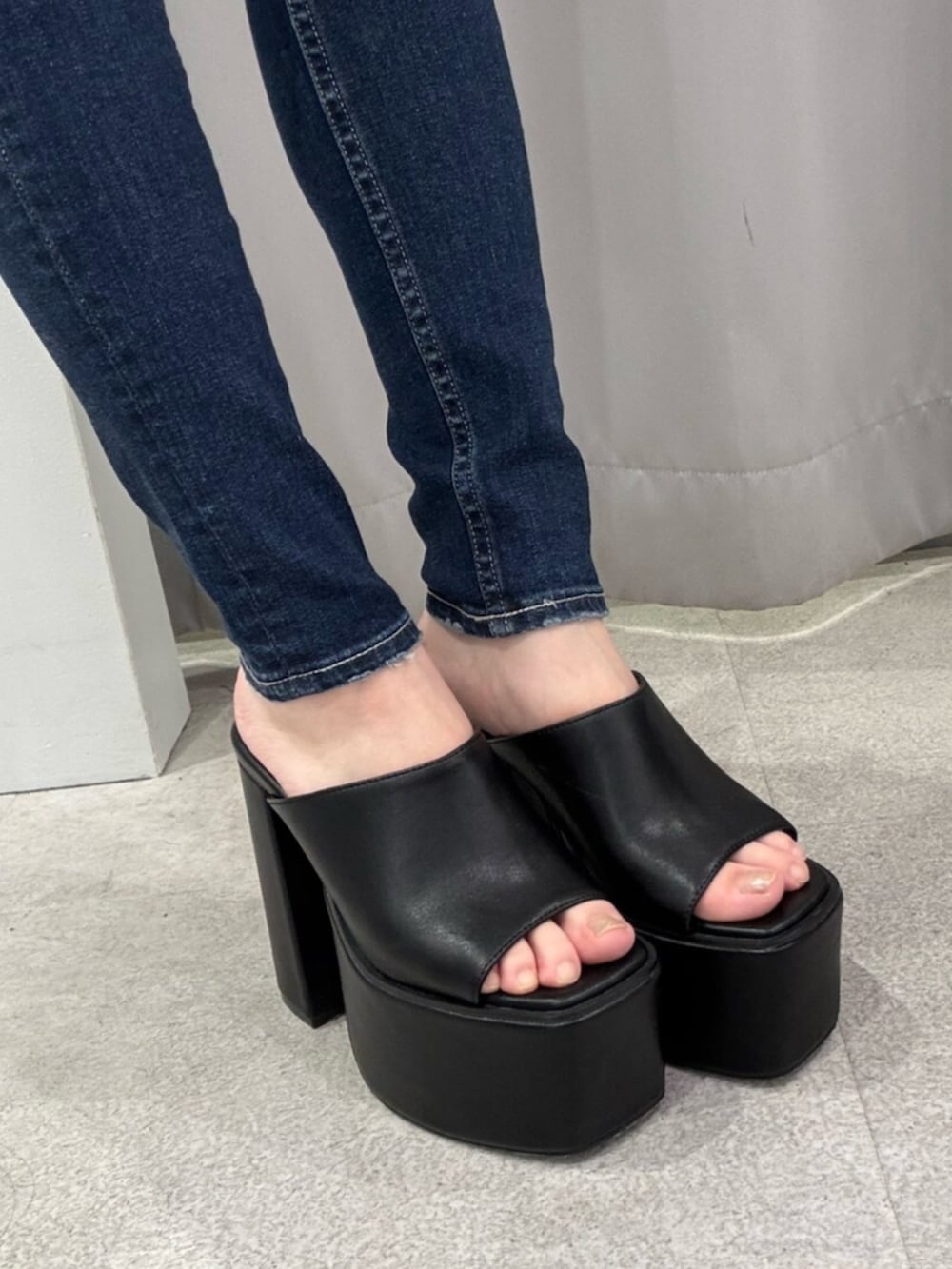 ブルー系のデニムパンツ、ブラック系のサンダル、グレー系のキャミソールを着用したレディースの夏コーディネートの5枚目の写真