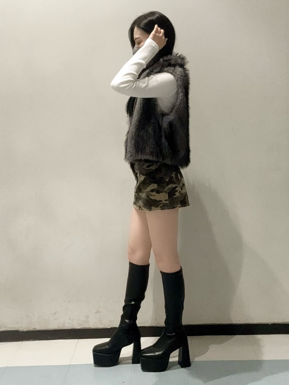 ホワイト系のTシャツ/カットソー、グレー系のベスト、その他のデニムスカートを着用したレディースの秋コーディネートの2枚目の写真