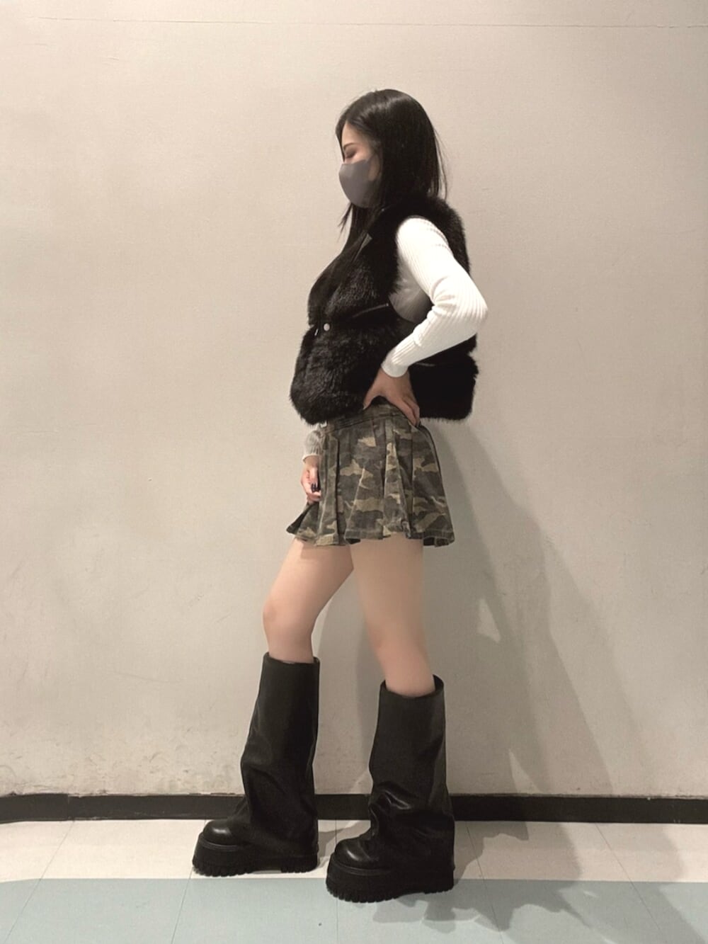 ホワイト系のニット/セーター、ブラック系のベスト、その他のデニムスカートを着用したレディースの秋コーディネートの2枚目の写真