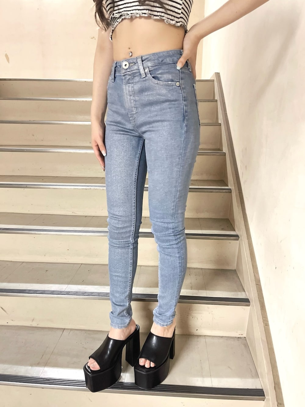 その他のTシャツ/カットソー、ブルー系のデニムパンツ、ブラック系のサンダルを着用したレディースの夏コーディネートの5枚目の写真