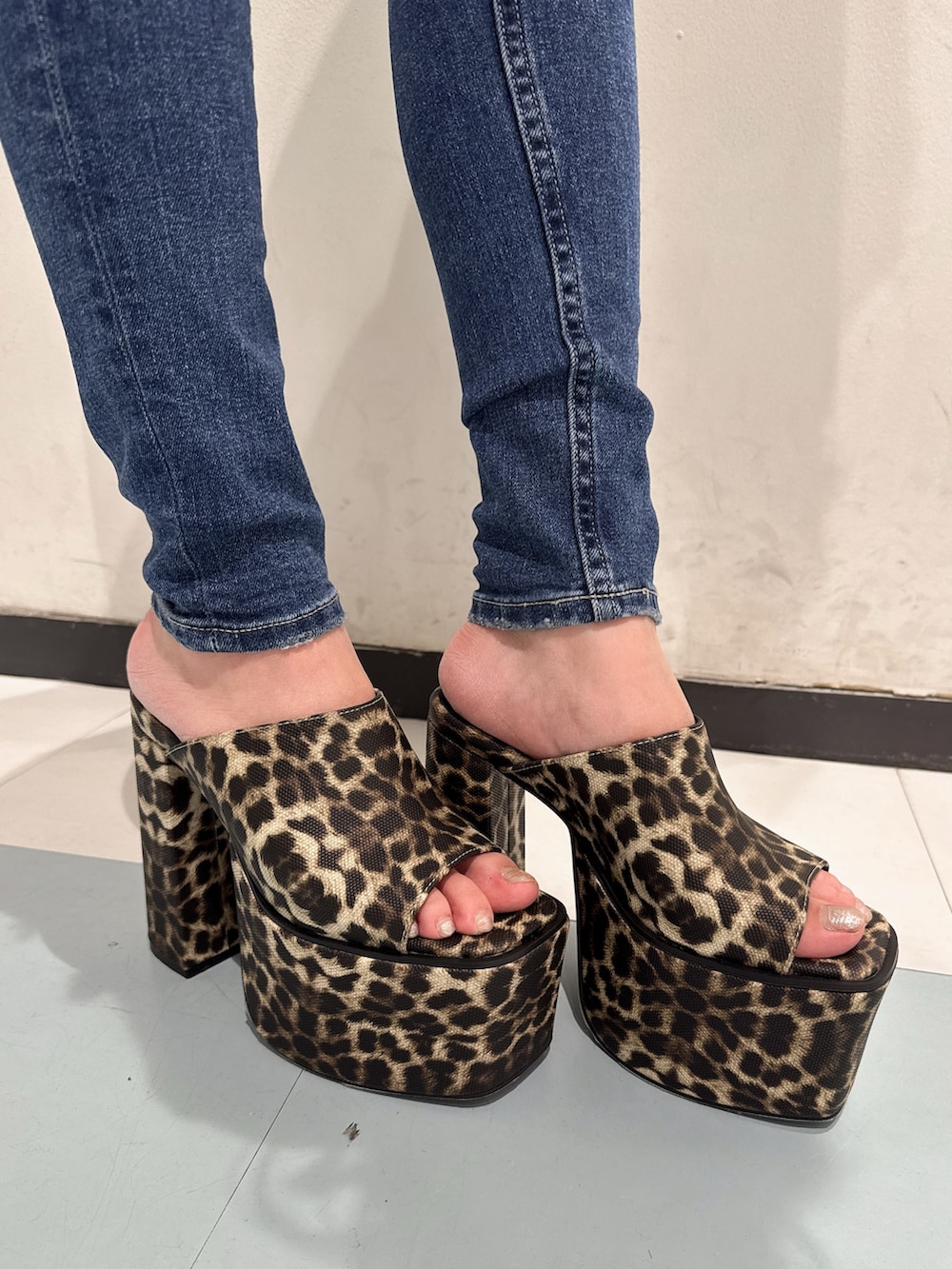 ホワイト系のTシャツ/カットソー、ブルー系のデニムパンツ、その他のサンダルを着用したレディースの夏コーディネートの7枚目の写真