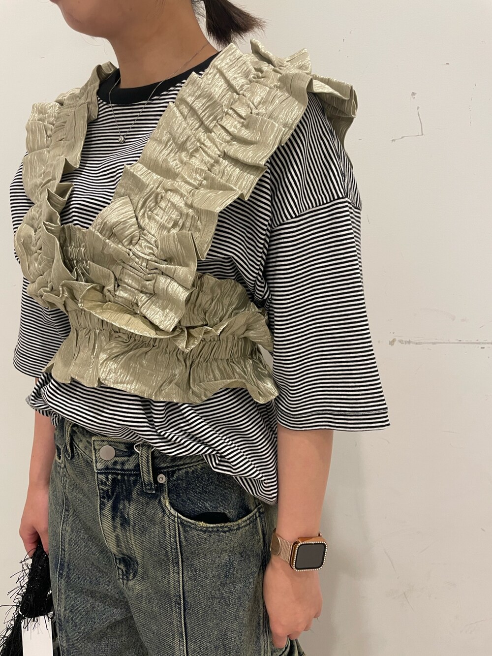 グレー系のデニムパンツ、ベージュ系のベスト、その他のTシャツ/カットソーを着用したレディースの夏コーディネートの3枚目の写真