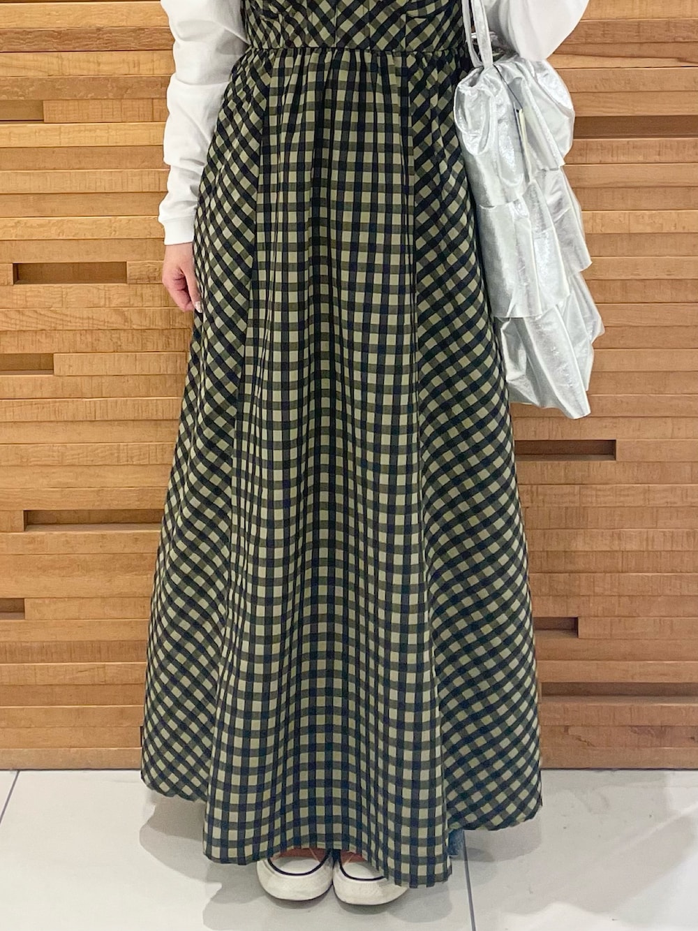 グリーン系のワンピース、ホワイト系のTシャツ/カットソー、シルバー系のトートバッグを着用したレディースの春コーディネートの5枚目の写真