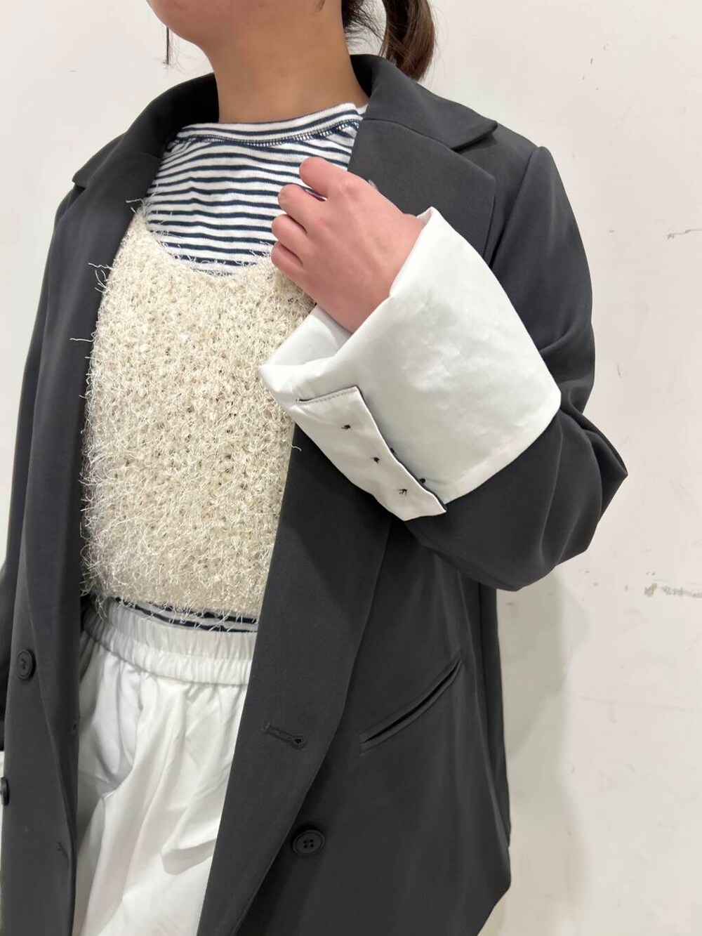「センスオブプレイス、ジャケット、カジュアル、カジュアルコーデ、春コーデ、senseofplace、春アウター、オケージョン、春のジャケットスタイル」｜「SENSE OF PLACE by URBAN RESEARCHの『抗菌』『消臭』レースアップバレエスニーカー（スニーカー、グレー系）」を使った、kiさん（レディース・154cm）の冬コーディネートの3枚目の写真
