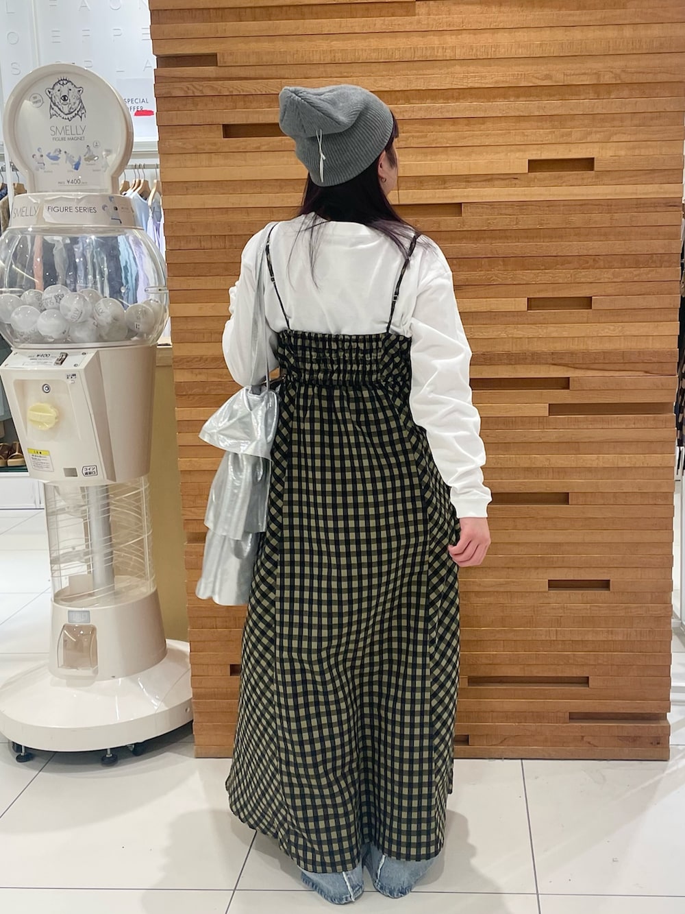 グリーン系のワンピース、ホワイト系のTシャツ/カットソー、シルバー系のトートバッグを着用したレディースの春コーディネートの3枚目の写真