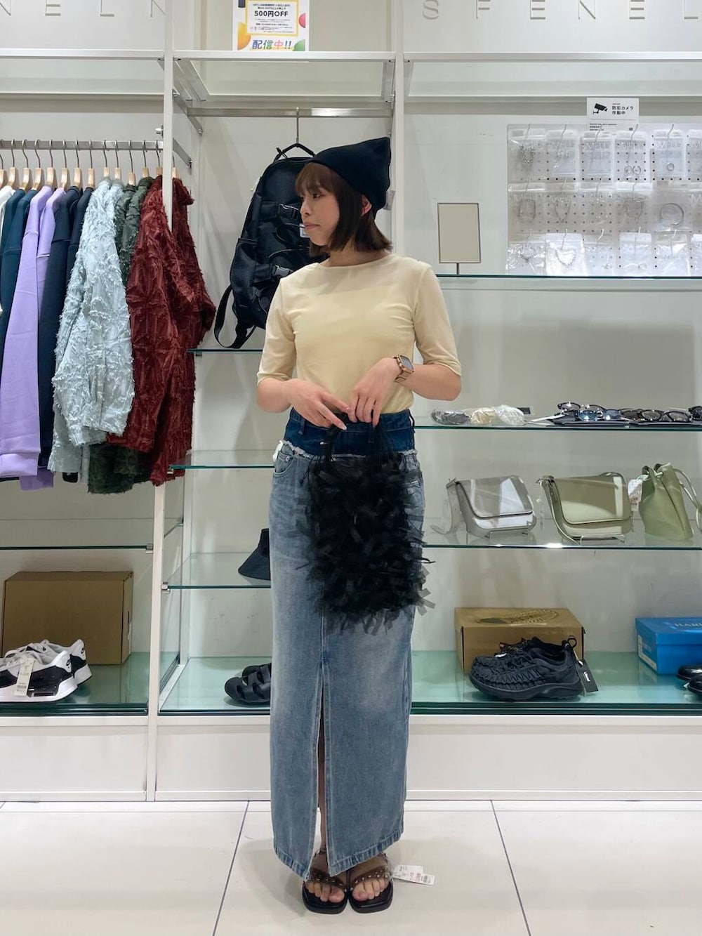 ホワイト系のキャミソール、ブラック系のショルダーバッグ、ブラック系のサンダルを着用したレディースの夏コーディネートの2枚目の写真