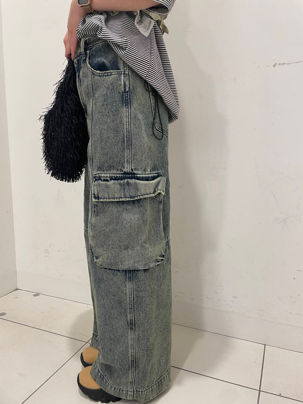 ブラック系のハンドバッグ、その他のTシャツ/カットソー、ベージュ系のベストを着用したレディースの夏コーディネートの4枚目の写真