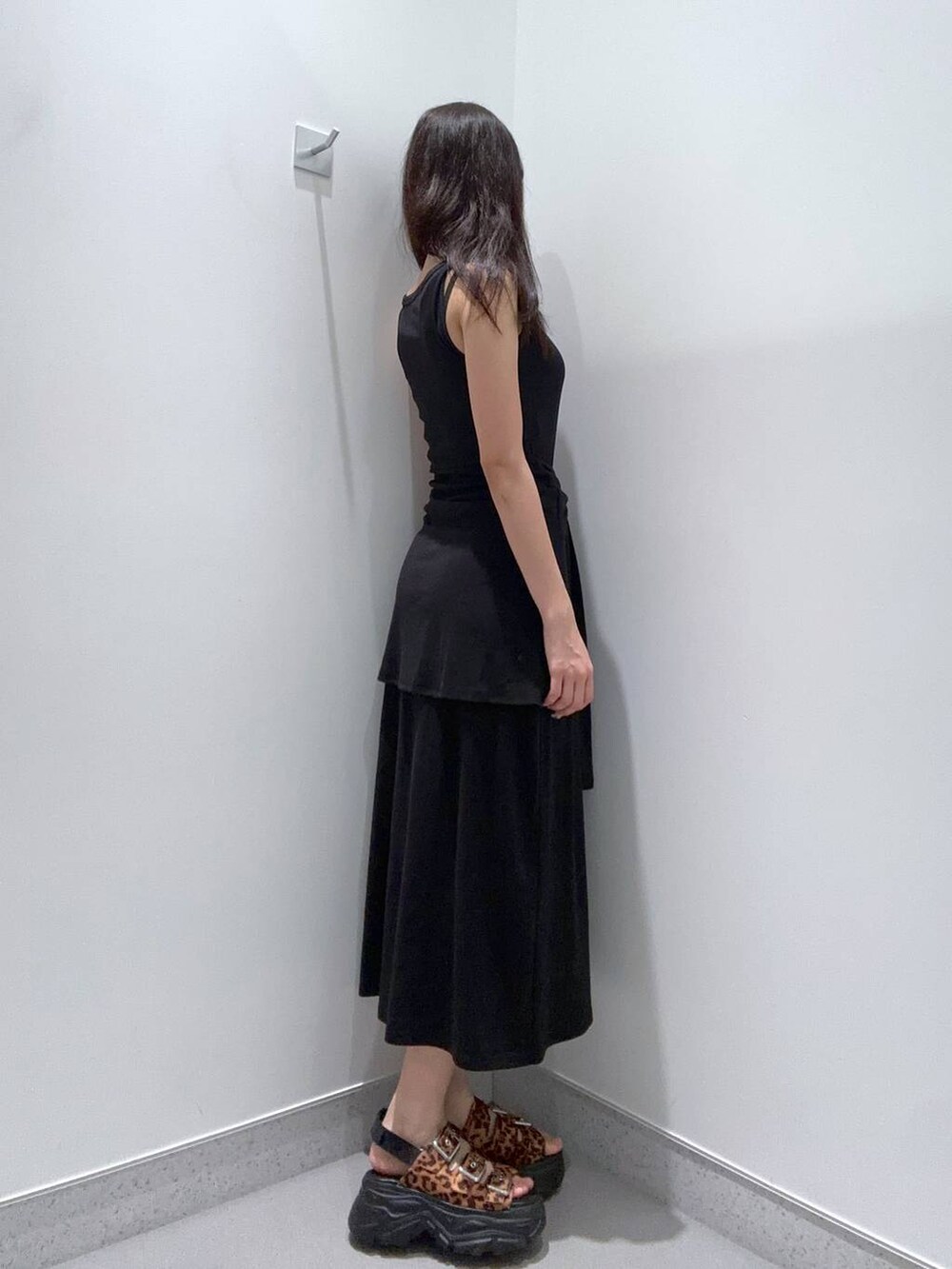 その他のサンダルを着用したレディースの夏コーディネートの2枚目の写真