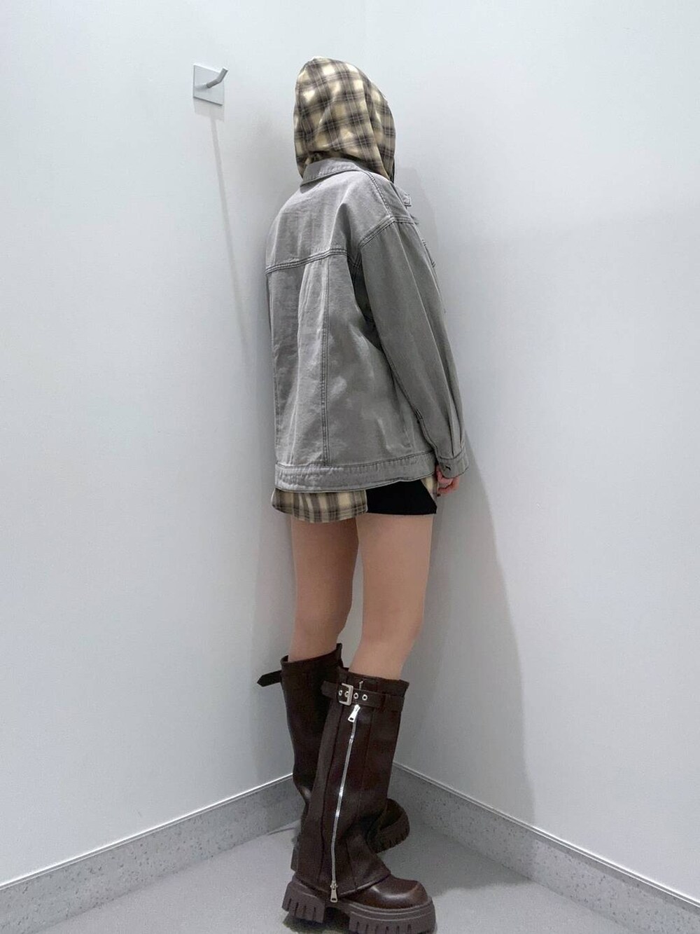 「FOREVER 21、アウター、冬アウター、デニムジャケット、高身長、高見え、カジュアル、冬コーデ、ワンピース、ニット、ブーツ、パンツ、スカート」｜「FOREVER 21の【2024FW】カバーブーツ（ブーツ、ブラウン系）」を使った、mnqiinさん（レディース・167cm）の冬コーディネートの2枚目の写真