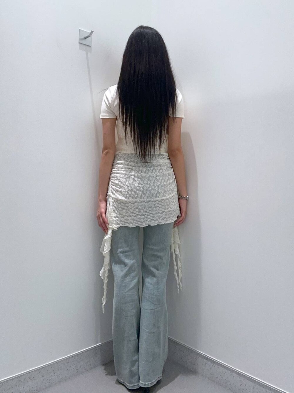 ブルー系のデニムパンツ、ブラック系のパンプス、ホワイト系のTシャツ/カットソーを着用したレディースの春コーディネートの3枚目の写真