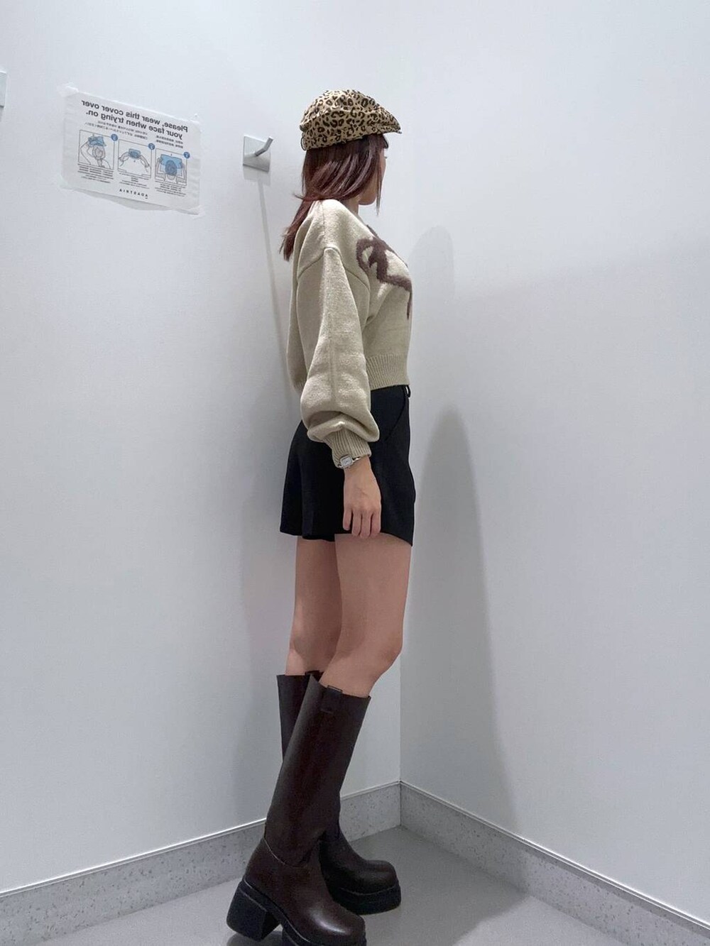 ベージュ系のニット/セーター、ブラウン系のブーツ、ブラック系のその他パンツを着用したレディースの冬コーディネートの2枚目の写真