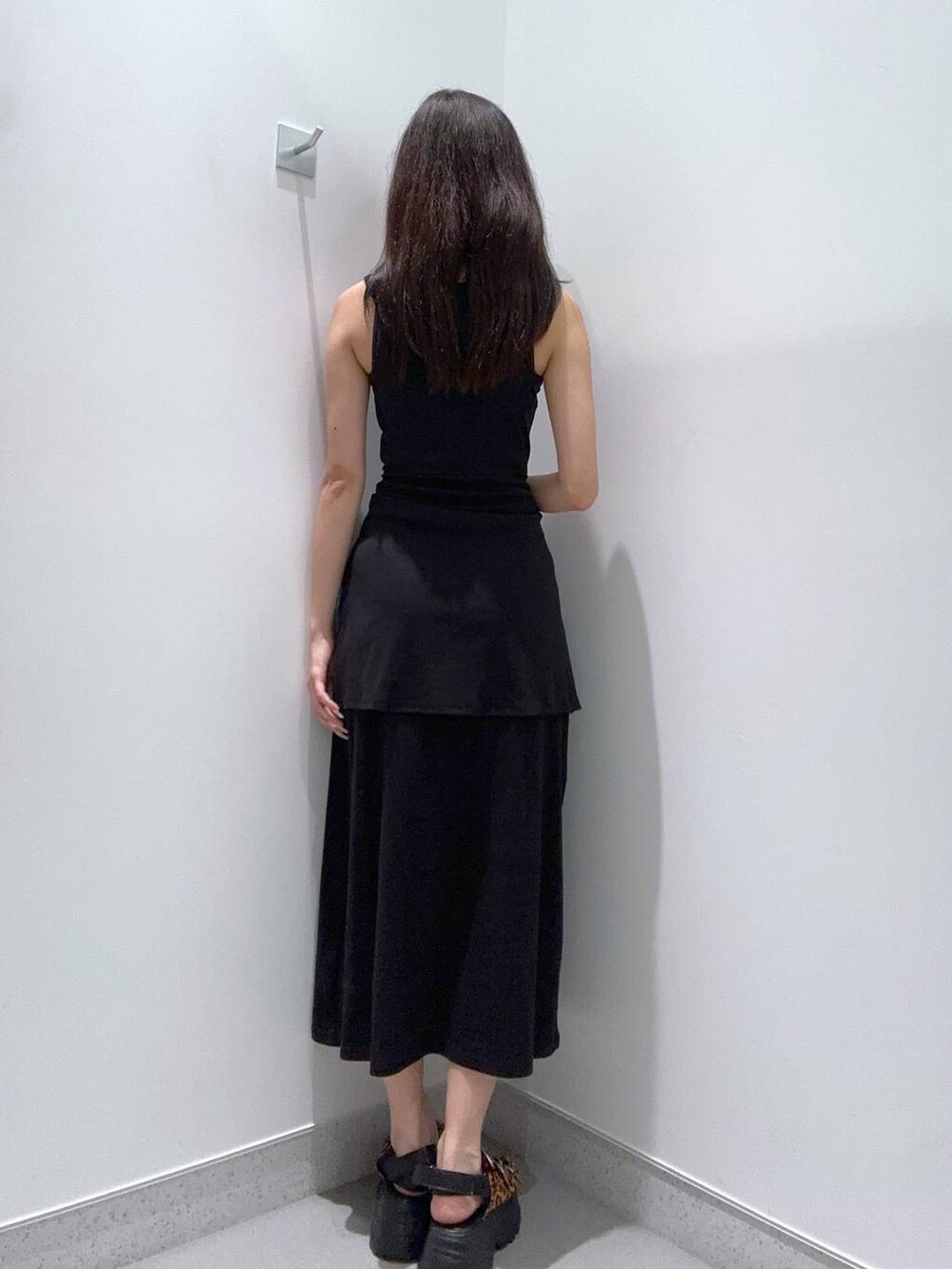 その他のサンダルを着用したレディースの夏コーディネートの3枚目の写真