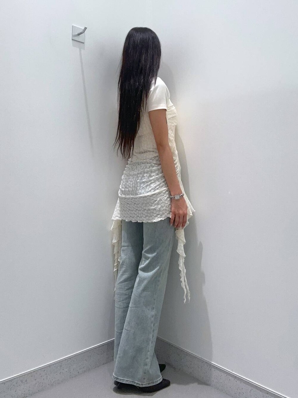 ブルー系のデニムパンツ、ブラック系のパンプス、ホワイト系のTシャツ/カットソーを着用したレディースの春コーディネートの2枚目の写真