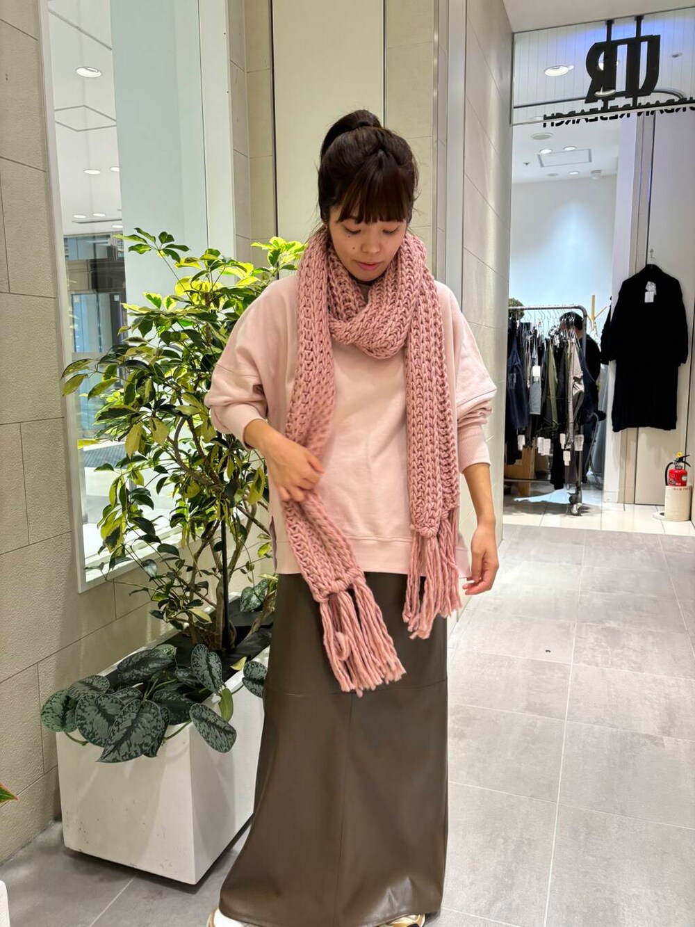 ホワイト系のスニーカー、ピンク系のTシャツ/カットソー、ブラウン系のスカートを着用したレディースの秋コーディネートの3枚目の写真