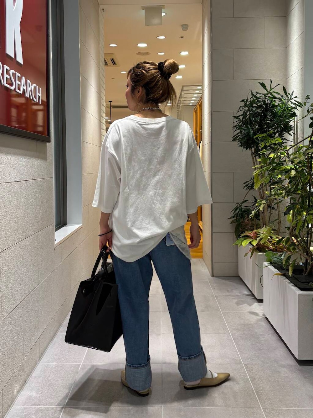 「アーバンリサーチ、トップス、lee、URBANRESEARCH、カットソー、ブルー、パンツ、レース、newarrival、ブルベ夏、骨格ナチュラル、ここでしか手に入らない別注アイテム、20代女性、私の推しデニムコーデ」｜「URBAN RESEARCHのカットジャガードスカーフ（バンダナ/スカーフ、ホワイト系）」を使った、sakurako0406さん（レディース・160cm）の春コーディネートの4枚目の写真