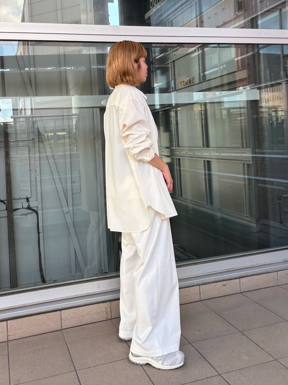 ホワイト系のシャツ/ブラウス、ホワイト系のその他パンツ、ホワイト系のスニーカーを着用したレディースの夏コーディネートの2枚目の写真