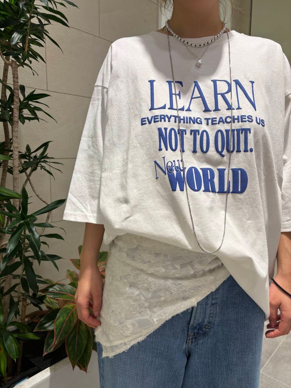 「アーバンリサーチ、トップス、lee、URBANRESEARCH、カットソー、ブルー、パンツ、レース、newarrival、ブルベ夏、骨格ナチュラル、ここでしか手に入らない別注アイテム、20代女性、私の推しデニムコーデ」｜「URBAN RESEARCHのカットジャガードスカーフ（バンダナ/スカーフ、ホワイト系）」を使った、sakurako0406さん（レディース・160cm）の春コーディネートの6枚目の写真