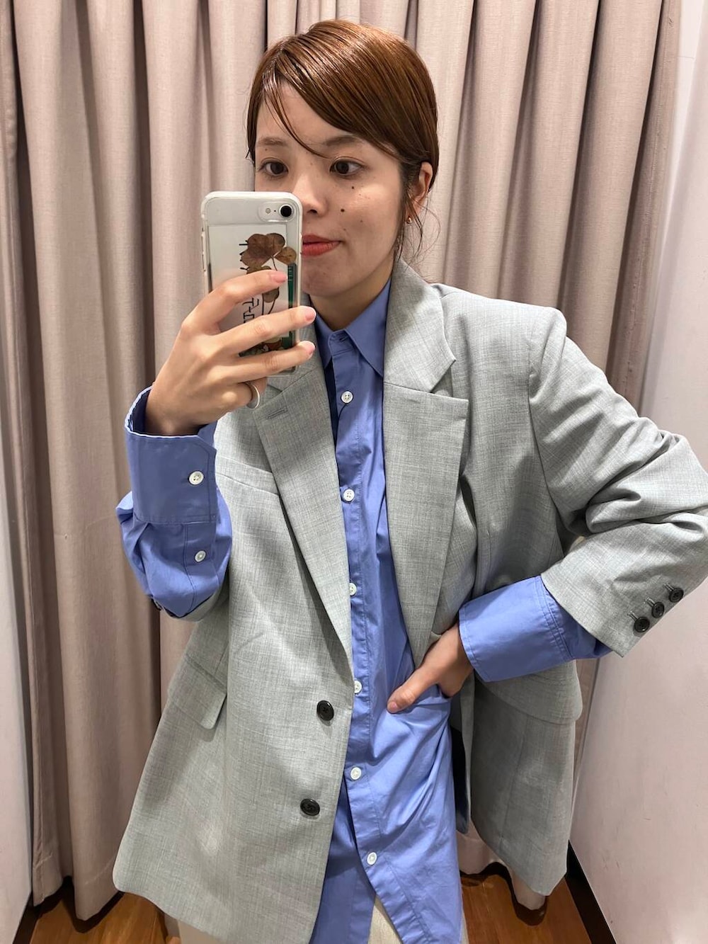 ホワイト系のその他シューズ、ブルー系のシャツ/ブラウス、シルバー系のスカートを着用したレディースの夏コーディネートの4枚目の写真