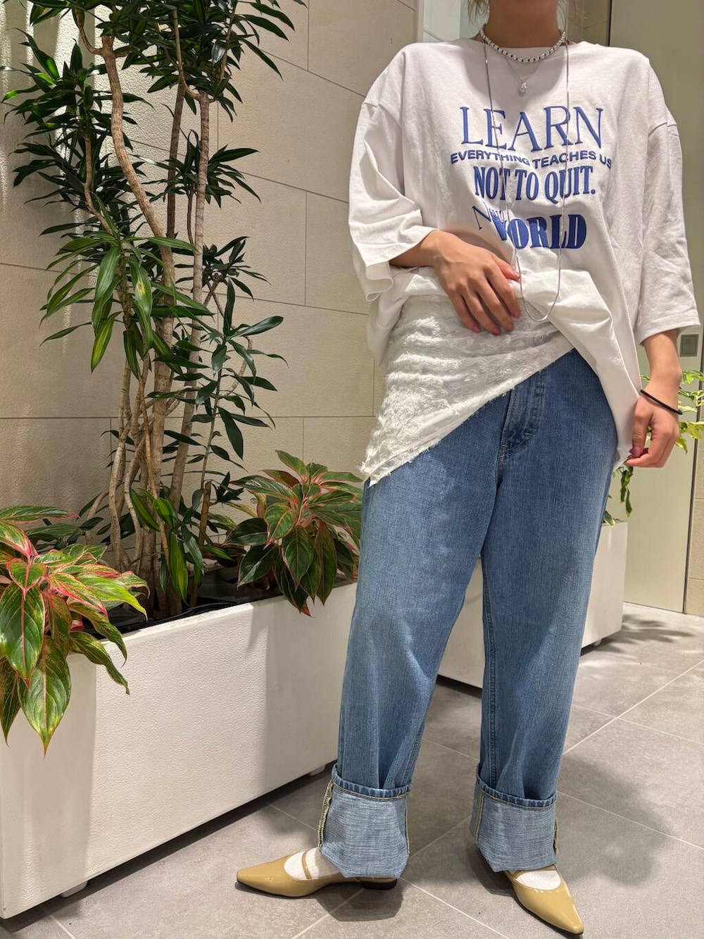 「アーバンリサーチ、トップス、lee、URBANRESEARCH、カットソー、ブルー、パンツ、レース、newarrival、ブルベ夏、骨格ナチュラル、ここでしか手に入らない別注アイテム、20代女性、私の推しデニムコーデ」｜「URBAN RESEARCHのカットジャガードスカーフ（バンダナ/スカーフ、ホワイト系）」を使った、sakurako0406さん（レディース・160cm）の春コーディネートの5枚目の写真