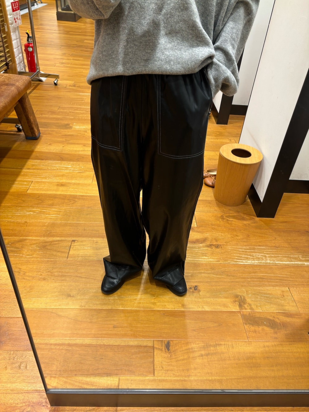 ブラック系のその他パンツ、ブラック系のボディバッグ/ウエストポーチ、グレー系のニット/セーターを着用したレディースの秋コーディネートの4枚目の写真