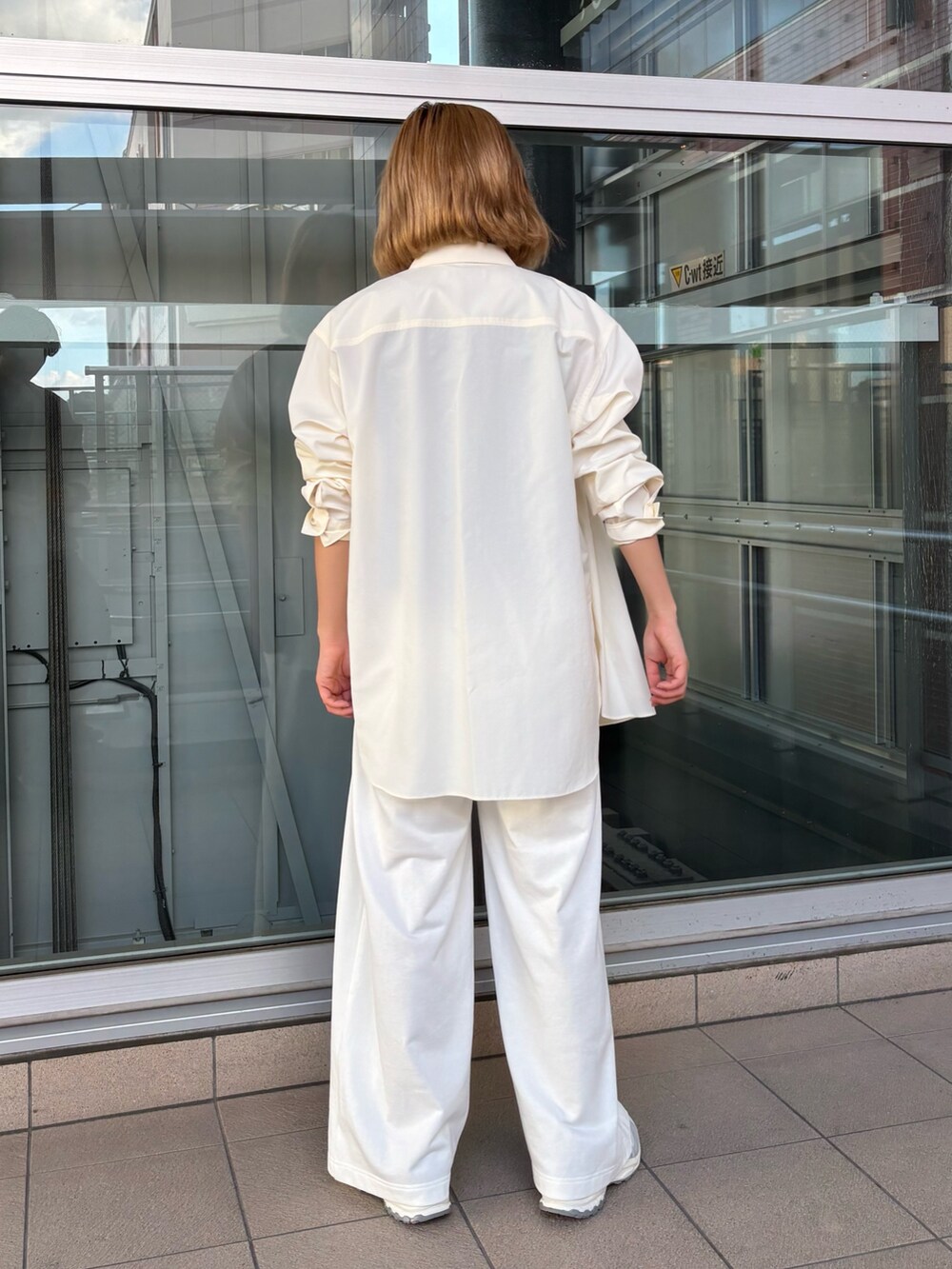 ホワイト系のシャツ/ブラウス、ホワイト系のその他パンツ、ホワイト系のスニーカーを着用したレディースの夏コーディネートの3枚目の写真