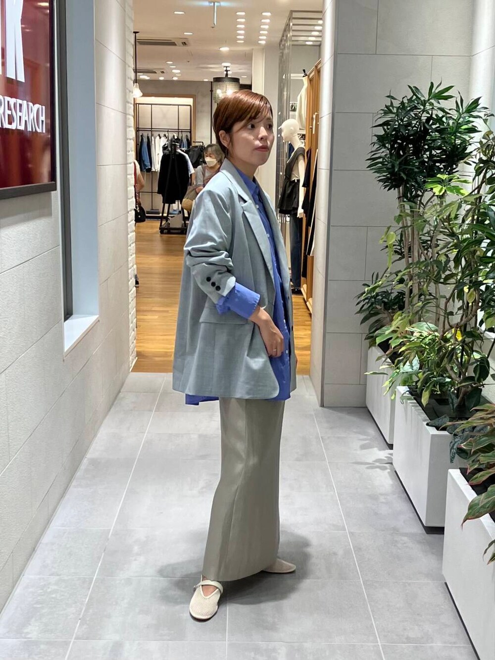 ホワイト系のその他シューズ、ブルー系のシャツ/ブラウス、シルバー系のスカートを着用したレディースの夏コーディネートの2枚目の写真