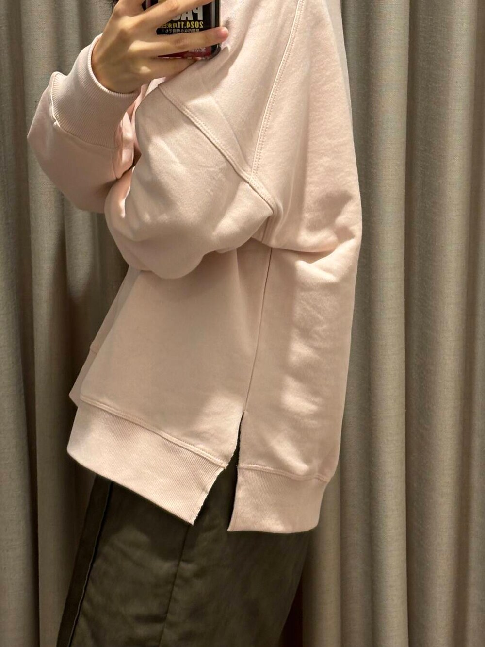 ホワイト系のスニーカー、ピンク系のTシャツ/カットソー、ブラウン系のスカートを着用したレディースの秋コーディネートの4枚目の写真